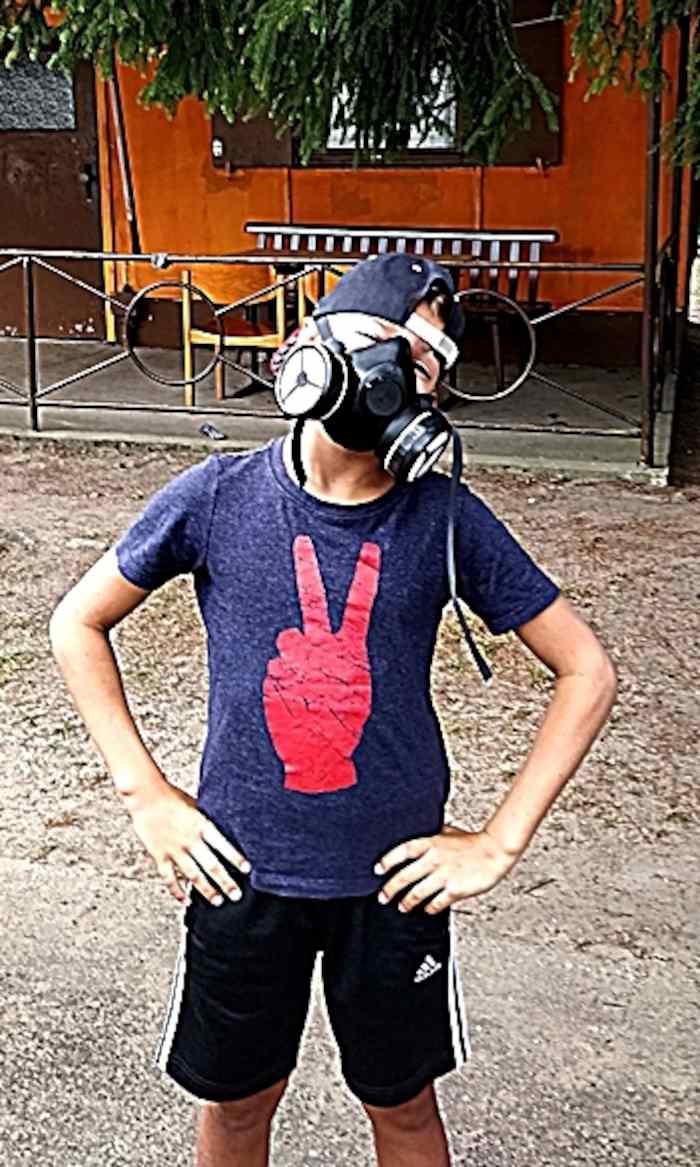 Teilnehmer eines Feriencamps für Kinder tragen Masken