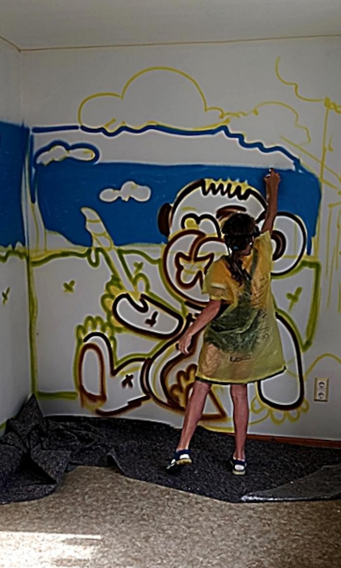 Teilnehmer eines Feriencamps für Kinder sprayen
