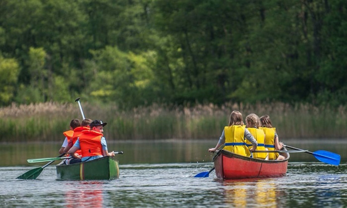 Kinder fahren mit dem Kanu durch das Ferienlager Altmark