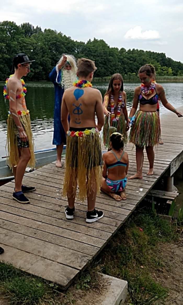 Teilnehmer eines Feriencamps für Kinder verkleiden sich