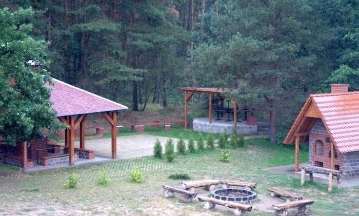 Teilnehmer eines Feriencamps für Kinder wohnen in Hütten