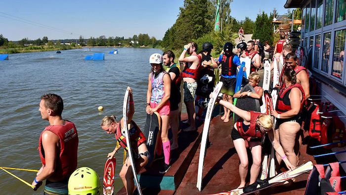 Teilnehmer des Wakeboard Camps reihen sich auf