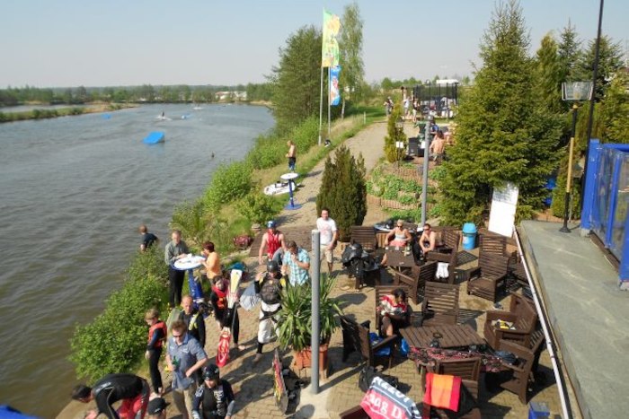 Teilnehmer eines Wakeboard Camps holen sich Pommes