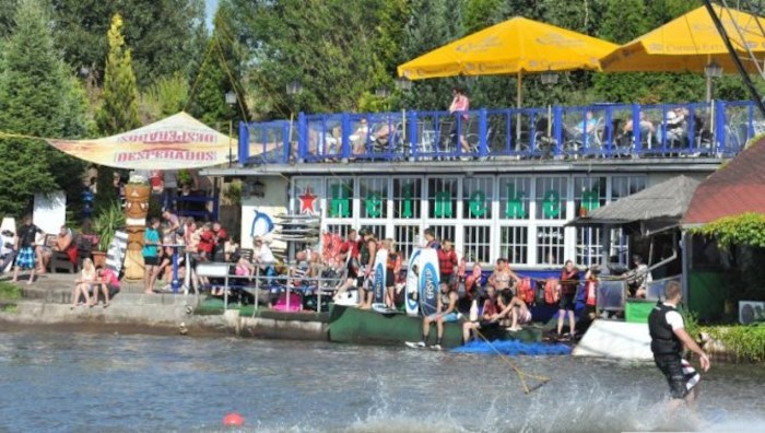 Die Anlage eines Wakeboard Camps liegt direkt am See