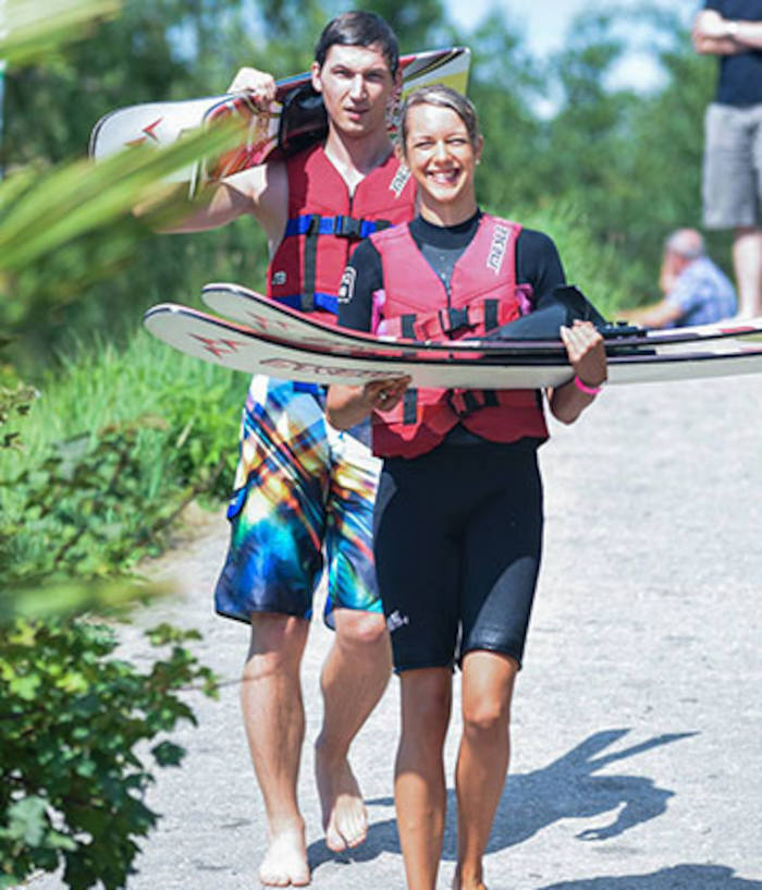 Betreuer tragen die Boards eines Wakeboard Camps