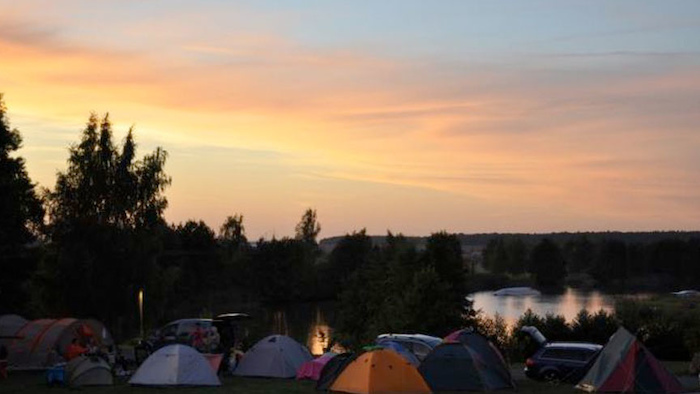 Das Zeltlager eines Wakeboard Camps ist im Wald