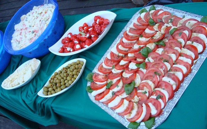 Man sieht das Buffet eines Wakeboard Camps