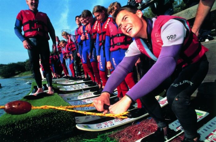 Jugendlicher eines Wakeboard Camps wartet auf den Start