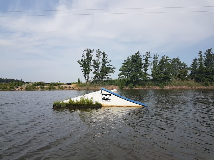 Zwei Rampen eines Wakeboard Camps stehen im Wasser