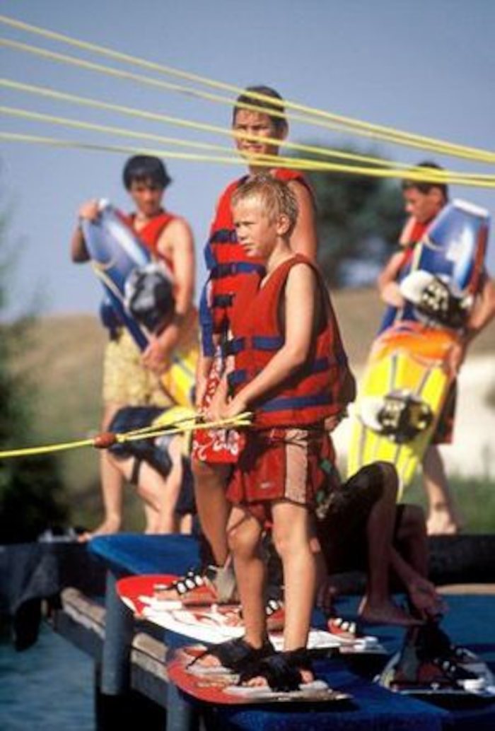 Ein Junge eines Wakeboard Camps wartet in der Schlange