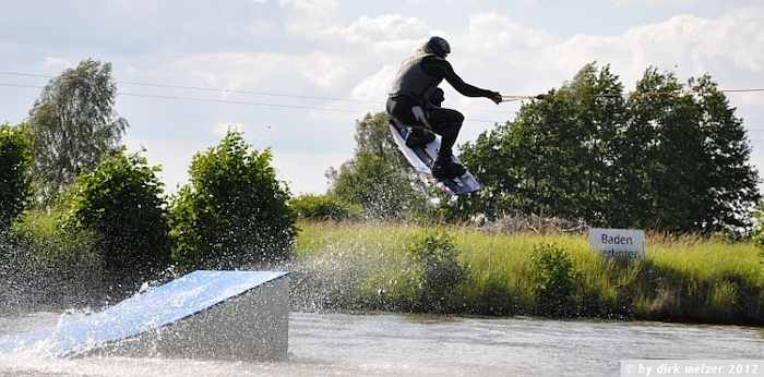 Ein Junge eines Wasserski Camp macht einen Trick