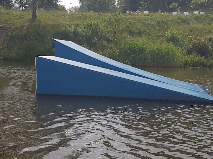 Man sieht die Rampe eines Wasserski Camps