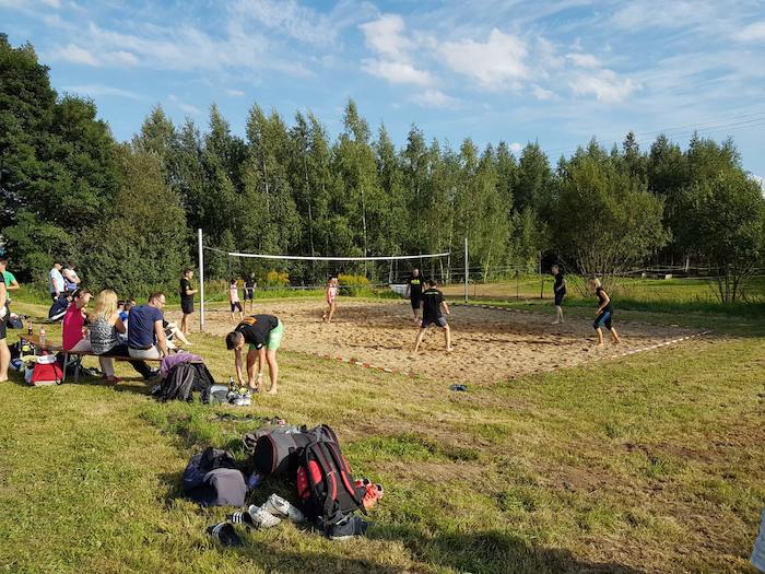 Kinder eines Wasserski Camps spielen Volleyball