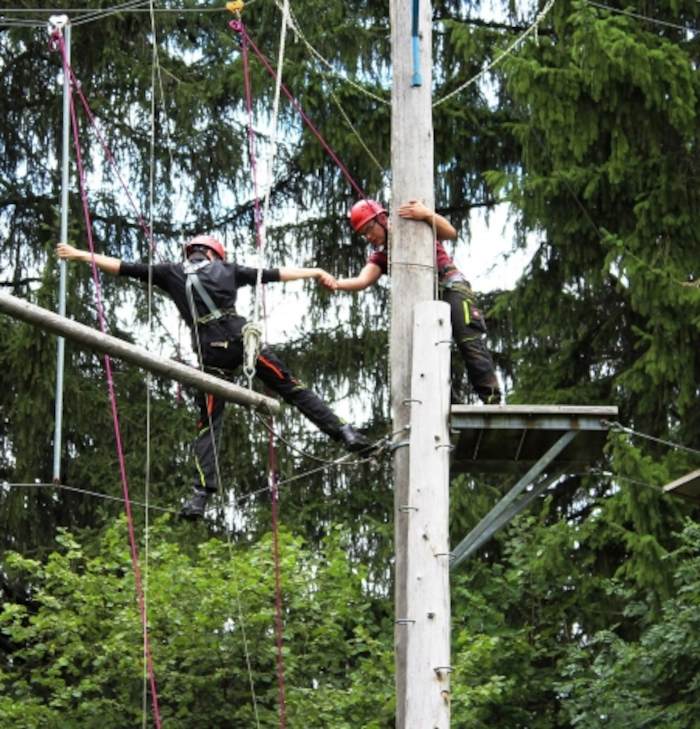Kinder im Sportcamp NRW klettern