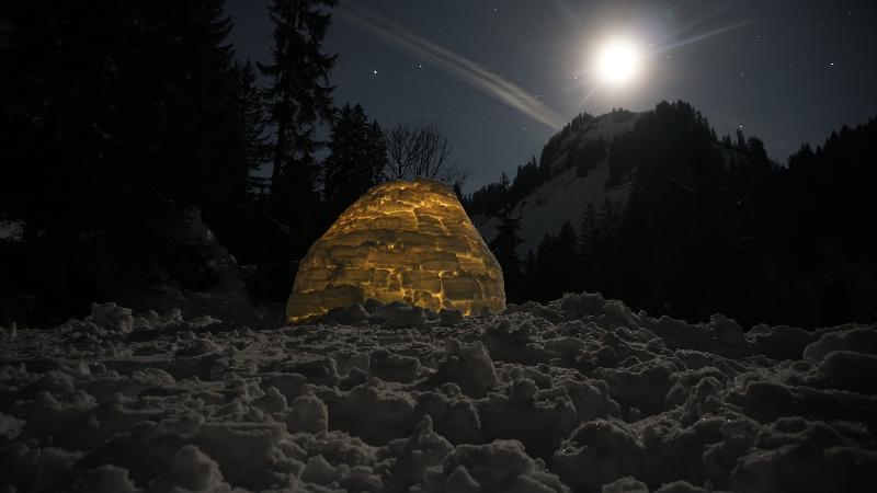 Im Winterferienlager steht ein beleuchtetes Iglu