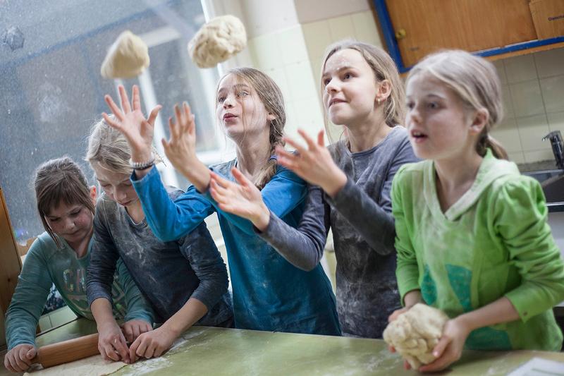 Mädchen backen