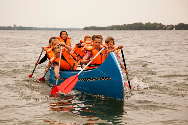 Kinder auf einem Boot