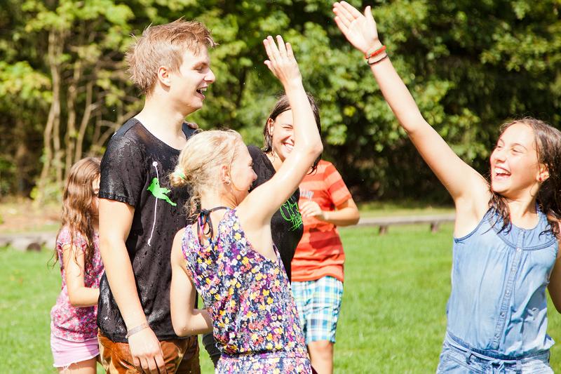 Mädchen geben sich high five