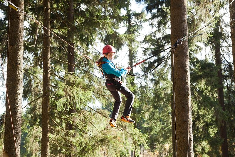 Mädchen im Kletterwald
