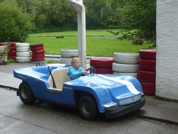 Teilnehmer einer Kinder und Jugendfreizeit fahren Auto