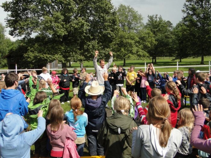 Teilnehmer einer Kinder und Jugendfreizeit feiern