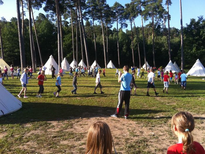 Teilnehmer einer Kinder und Jugendfreizeit haben Tipis