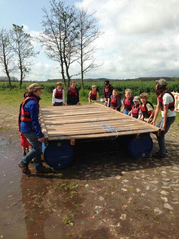 Im Feriencamp Arendsee bauen Kids ein Floß