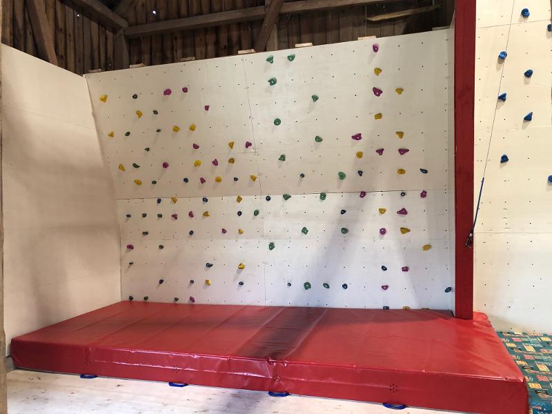 Die Kletterwand mit einer roten Matte in der Action Freizeit