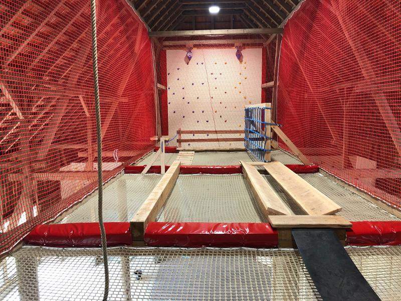 Eine Kletterhalle mit vielen Netzen während der Action Freizeit