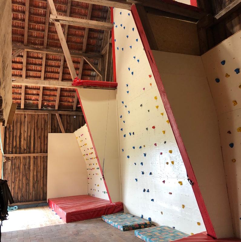 Eine Indoor Kletterwand in der Halle der Action Freizeit