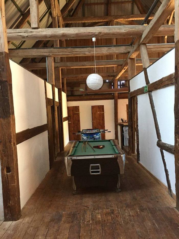 Der Billardtisch während der Ferien auf dem Ponyhof