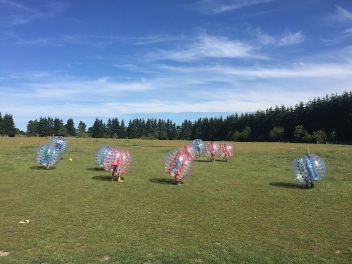 Kinder spielen eine lustige Runde Bubble Fußball während des Ponycamps