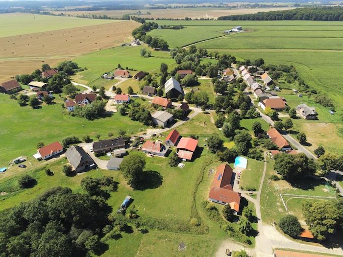 Das Dorf der Ferien auf dem Ponyhof aus der Vogelperspektive