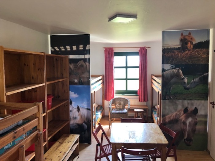 Das Zimmer der Teilnehmer des Ponycamps ist mit Bildern von Pferden geschmückt