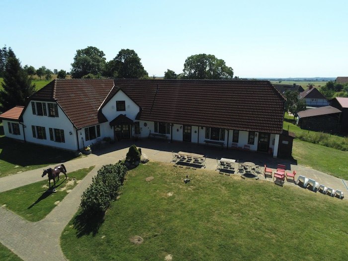 Das Haupthaus der Ferien auf dem Ponyhof von vorne
