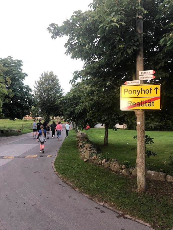 Ein Schild zeigt während der Ferienbetreuung Richtung Ponyhof