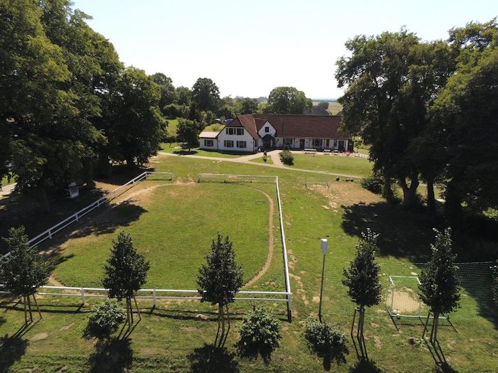 Die große Reitanlage der Ferien auf dem Ponyhof von oben