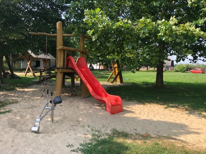 Ein Spielplatz mit einer Rutsche steht den Kindern im Ponycamp zur Verfügung