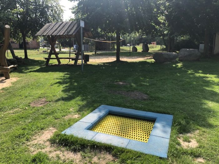 Im Garten der Ferien auf dem Ponyhof ist im Boden ein Trampolin eingelassen