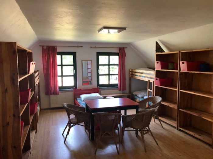 In den Zimmern der Teilnehmer der Ponyhof Ferien steht ein Tisch mit Stühlen
