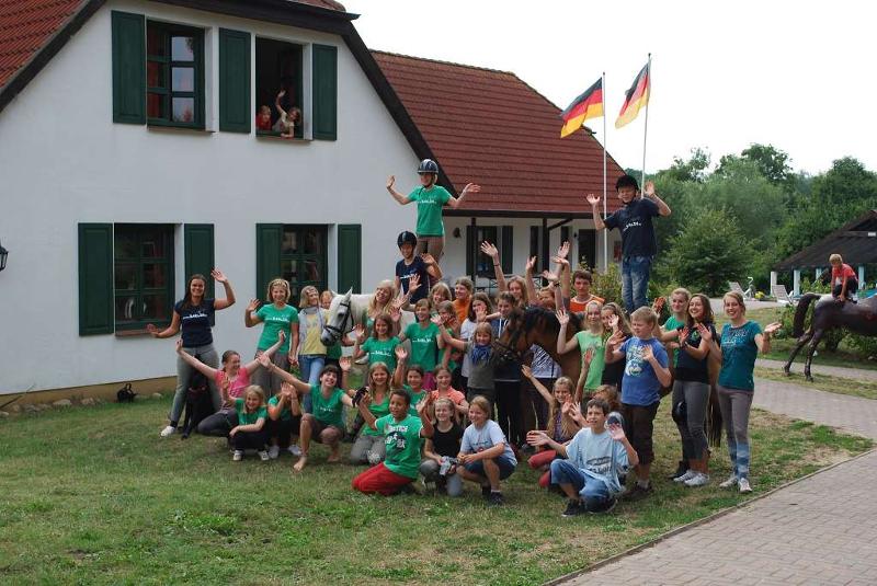 Teilnehmende des Wochenendcamps machen ein Gruppenfoto