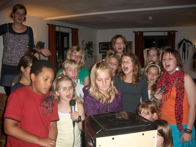 Die Kinder veranstalten während dem Ferienangebot einen Karaokeabend