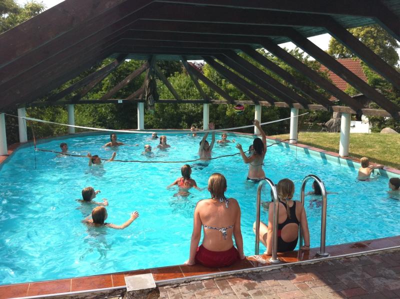 Während der Reiterferien schwimmen die Kinder im Pool
