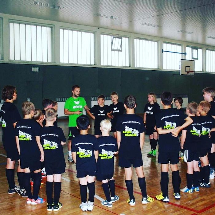 Teilnehmer eines Fußballcamps  sind in der Halle