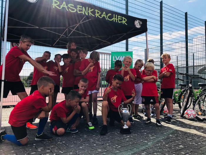 Teilnehmer eines Fußballcamps sind unter einem Dach