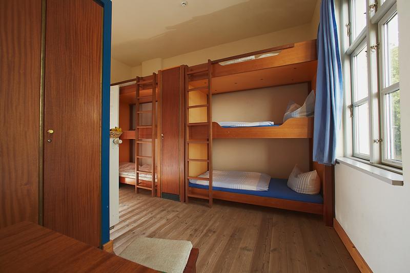 Die Zimmer im Windsurfcamp bestehen aus Hochbetten und sehen gemütlich aus.