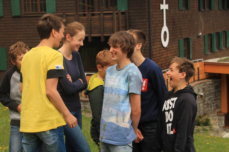 Teilnehmer des Englisch-Camp Süddeutschland lachen gemeinsam