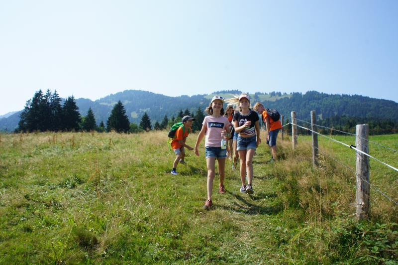Eine Gruppe eines Feriensprachkurses rennt über einen Hügel