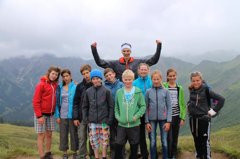Teilnehmer eines Feriensprachkurses machen ein Gruppenfoto