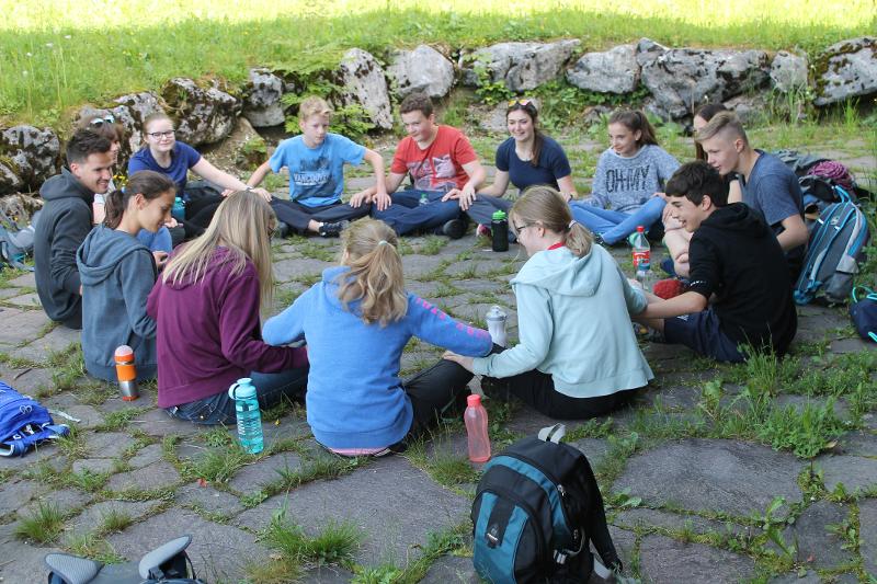 Kinder eines Feriensprachkurses machen Gruppenspiele